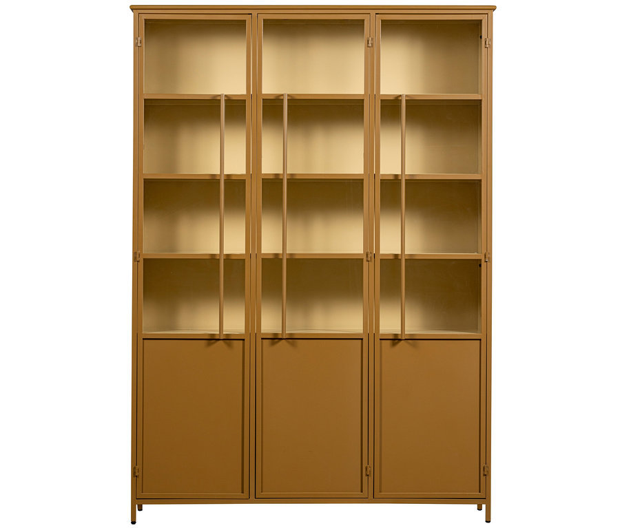 Hoher, dreiteiliger Schrank in Messing- oder Goldoptik. Jedes Segment hat oben eine Glastür mit Gitterdesign und unten eine geschlossene Tür. Der Schrank steht auf kurzen Beinen.