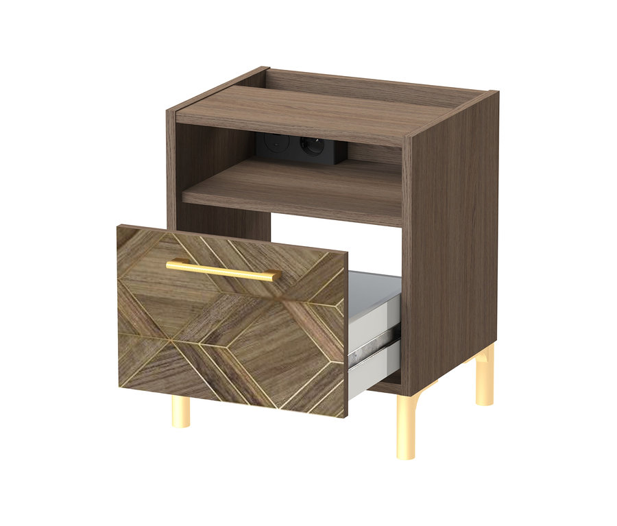 Brauner Nachttisch »Glenn« mit offener Ablage, teilweise geöffneter Schublade und goldenen Beinen. Die Schubladenfront hat ein braun-goldenes geometrisches Muster und einen goldenen Griff. Auf der Ablage ist eine schwarze Steckdosenleiste sichtbar.