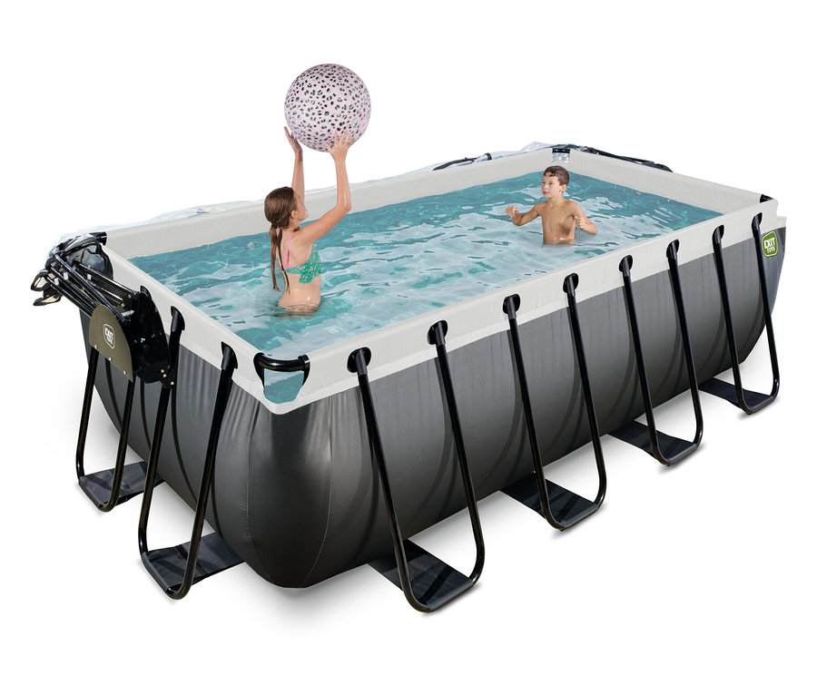 Zwei Kinder spielen in einem rechteckigen EXIT Pool-Set in Lederoptik. Ein Mädchen hält einen Ball, ein Junge steht im Wasser.