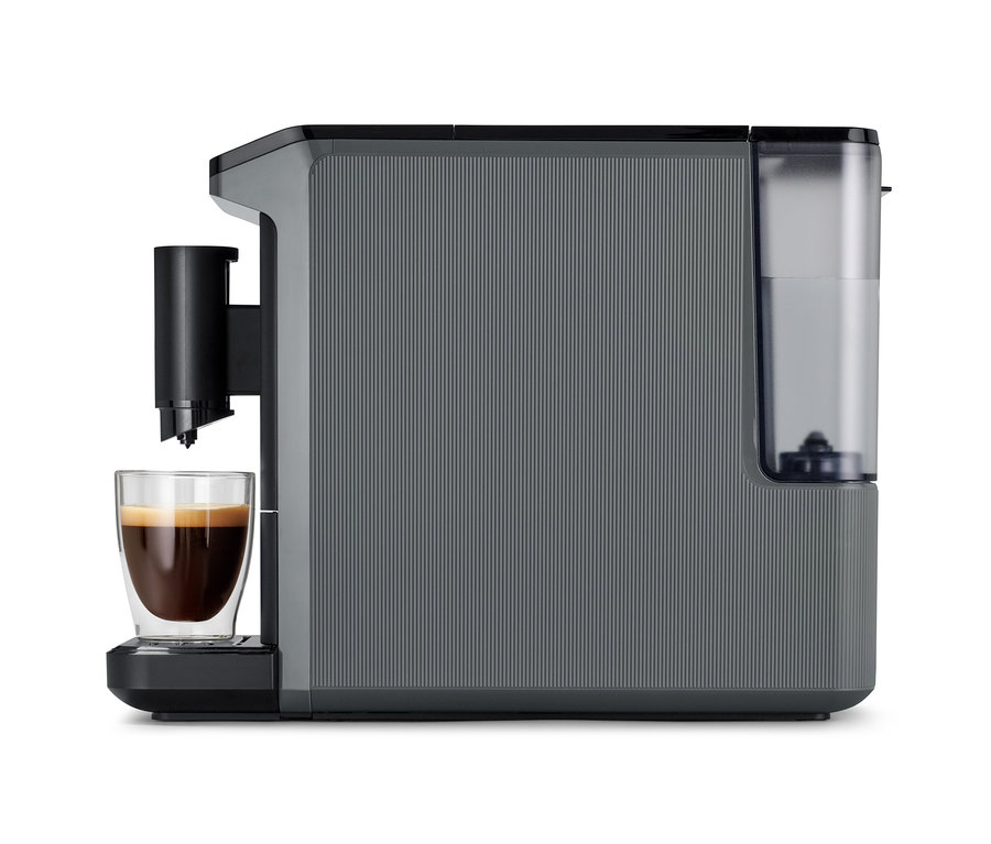Grauer »Esperto mini« Kaffeevollautomat bereitet Kaffee in einer Glas Tasse zu.