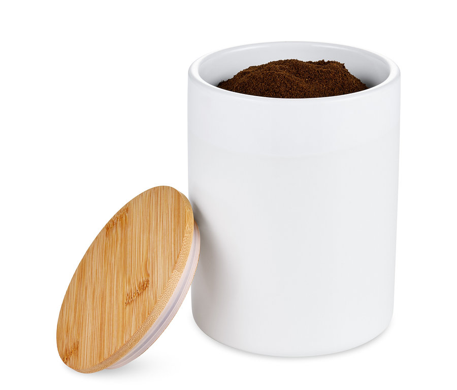 Weiße Kaffeedose, Keramik, 500g, mit Holzdeckel und Kaffeefüllung.