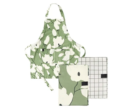 Grüne Schürze mit weißen Blumenmustern und zwei gefaltete Geschirrtücher, eines mit Blumenmuster, das andere kariert, auf weißem Hintergrund.