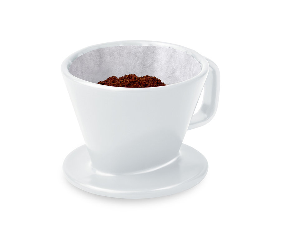 Ein weißer Kaffee Handfilter, Größe 101, gefüllt mit einem Papierfilter und Kaffeepulver. Teil eines Handzubereitung-Startersets.