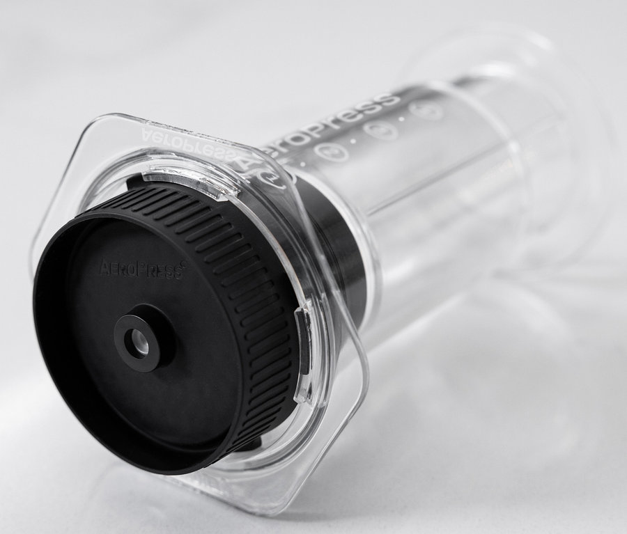 Nahaufnahme einer transparenten AeroPress Kaffeemaschine »Clear« mit schwarzem Kolben.