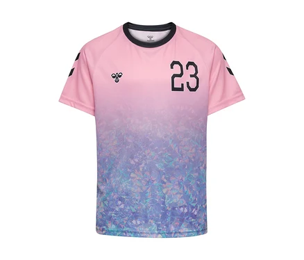 Rosa-lila hummel® HMLJR Shimmer T-Shirt S/S mit geometrischem Muster. Der obere Teil ist rosa und geht in ein schimmerndes lila-blaues Muster über. Es hat einen schwarzen Kragen, ein Hummel-Logo und die Nummer 23 auf der Vorderseite.