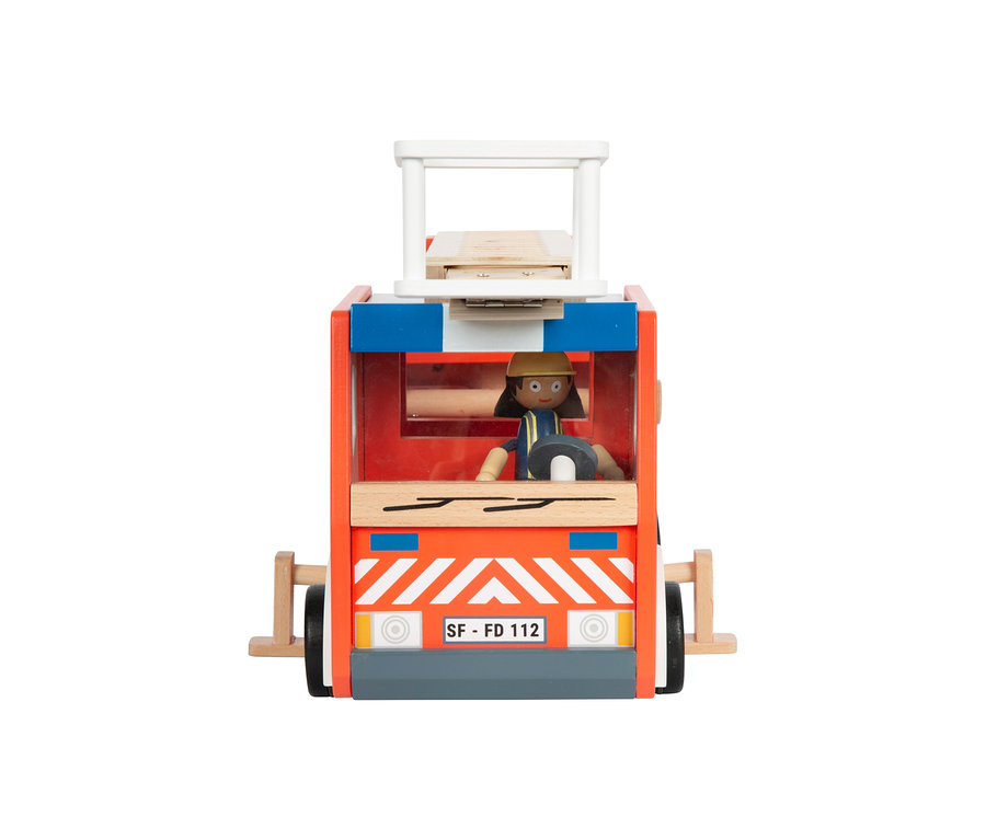 Hölzernes Feuerwehrauto mit Fahrerfigur.