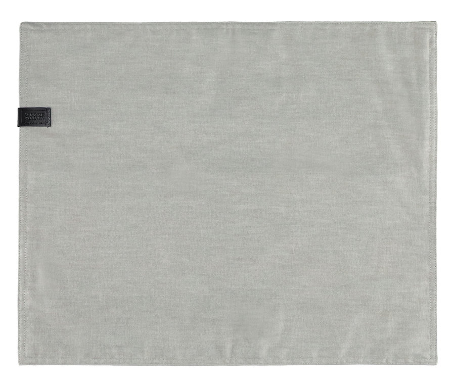 Khakifarbenes Tischset der SCHÖNER WOHNEN-Kollektion mit kleinem dunklen Etikett oben links.