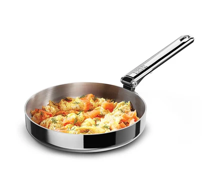 Joseph Joseph Edelstahl-Bratpfanne »Space Steel«, 20 cm, gefüllt mit Rührei, Lachs, Dill und schwarzem Pfeffer auf weißem Hintergrund.