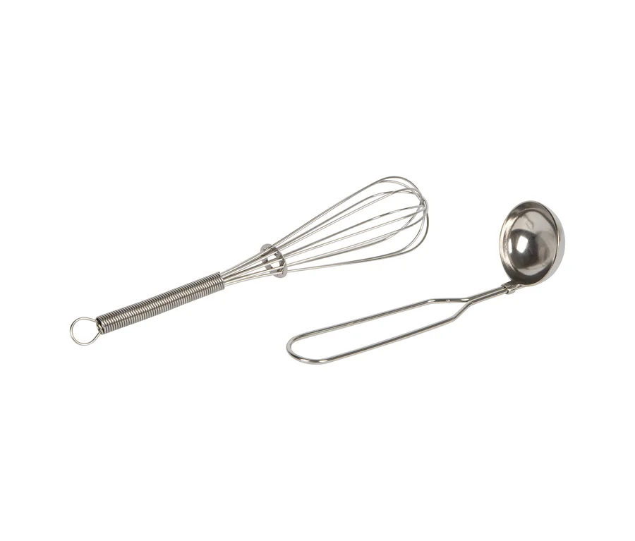 Schneebesen und Schöpfkelle aus der small foot Matschküche und Kaufladen liegen auf weißem Grund.