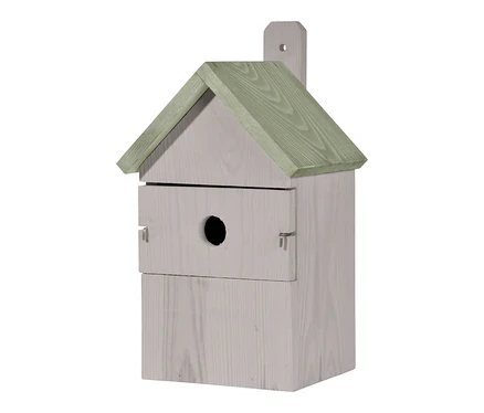 Helles Vogelhaus aus Holz mit hellgrauem Korpus und grünem Satteldach, einem runden Einflugloch und einem kleinen Verschluss an der Vorderseite.
