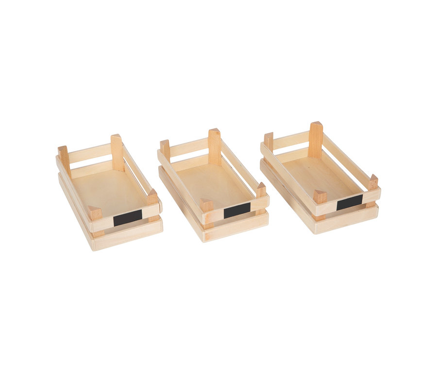 Drei helle Holzkisten mit schwarzen Etiketten, Zubehör für den small foot kompakten Kaufladen.