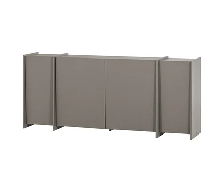 Graubraunes Sideboard mit vier Türen und vertikalen Paneelen, die oben und unten überstehen.