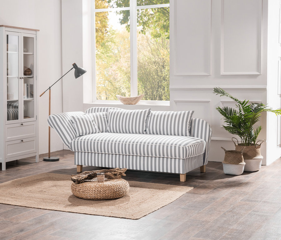 Wohnzimmer mit grau-weiß gestreifter Max-Winzer®-Recamiere »Saturn«, Schrank und Pflanzen.
