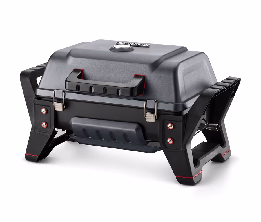 Ein grauer und schwarzer Char-Broil® Grill2Go Gasgrill steht auf einem weißen Hintergrund.