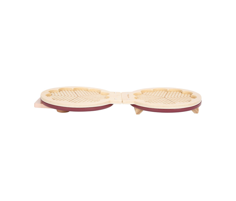 Rotes small foot Waffeleisen-Set "tasty", geöffnet und zeigt zwei herzförmige Waffelformen mit Gittermuster.