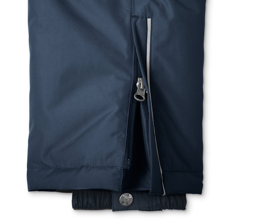 Detail einer Skihose mit geöffnetem Reißverschluss und Knopf.