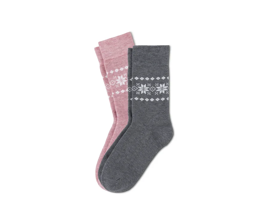 Zwei Paar Thermosocken: ein Paar rosa und ein Paar grau, beide mit Schneeflockenmuster.