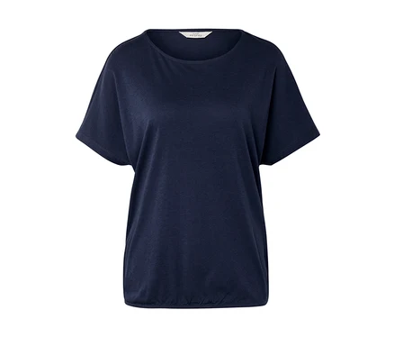 Ein marineblaues T-Shirt liegt auf einer weißen Oberfläche.