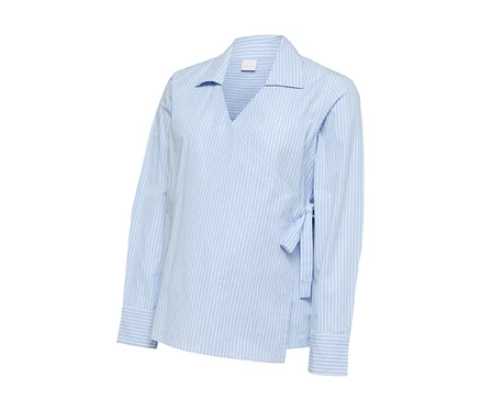 MAMALICIOUS Bluse »LARA TESS« in Hellblau mit weißen Streifen, Wickeldesign und seitlicher Bindung.