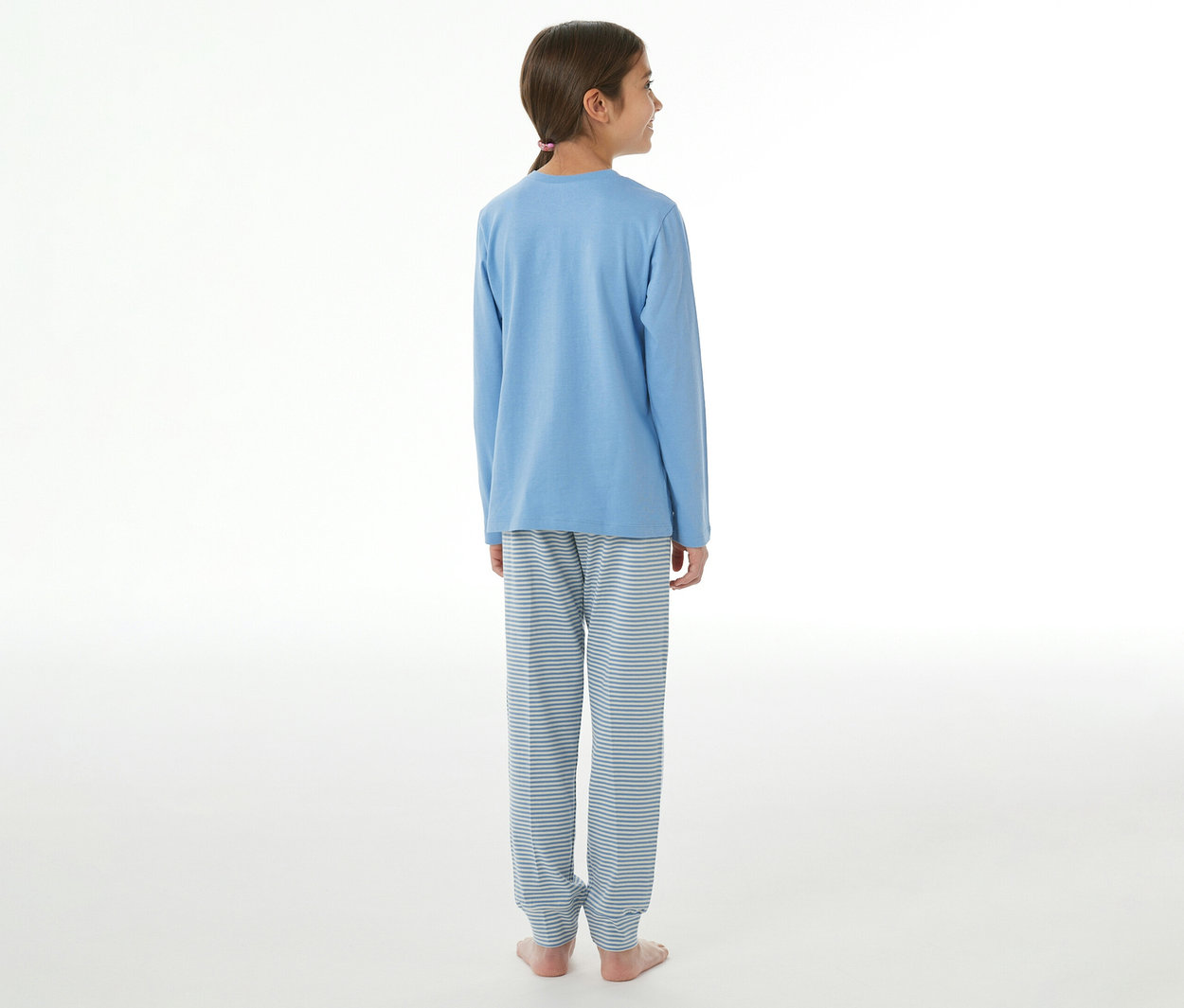 Kind von hinten in einem blauen SCHIESSER Kinder-Pyjama mit gestreifter Hose.