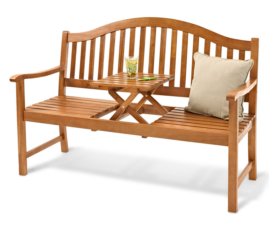 Eine Gartenbank, 3-Sitzer »Lenja« mit hochklappbarem Tabletttisch. Auf dem Tisch steht ein Glas und daneben liegt ein Kissen.