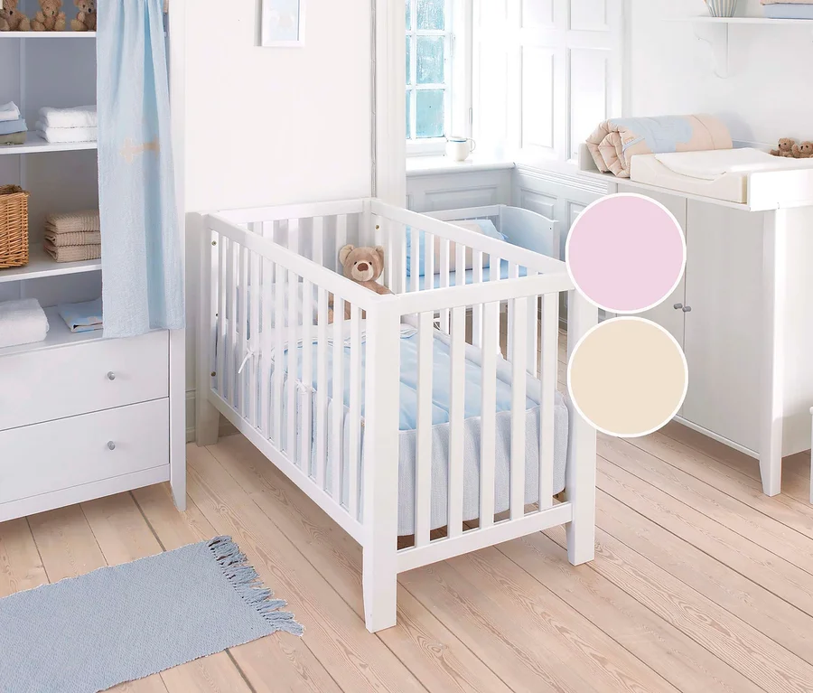 Helles Kinderzimmer mit weißem Hoppekids Babybett "Anton", Kommode und Schrank.