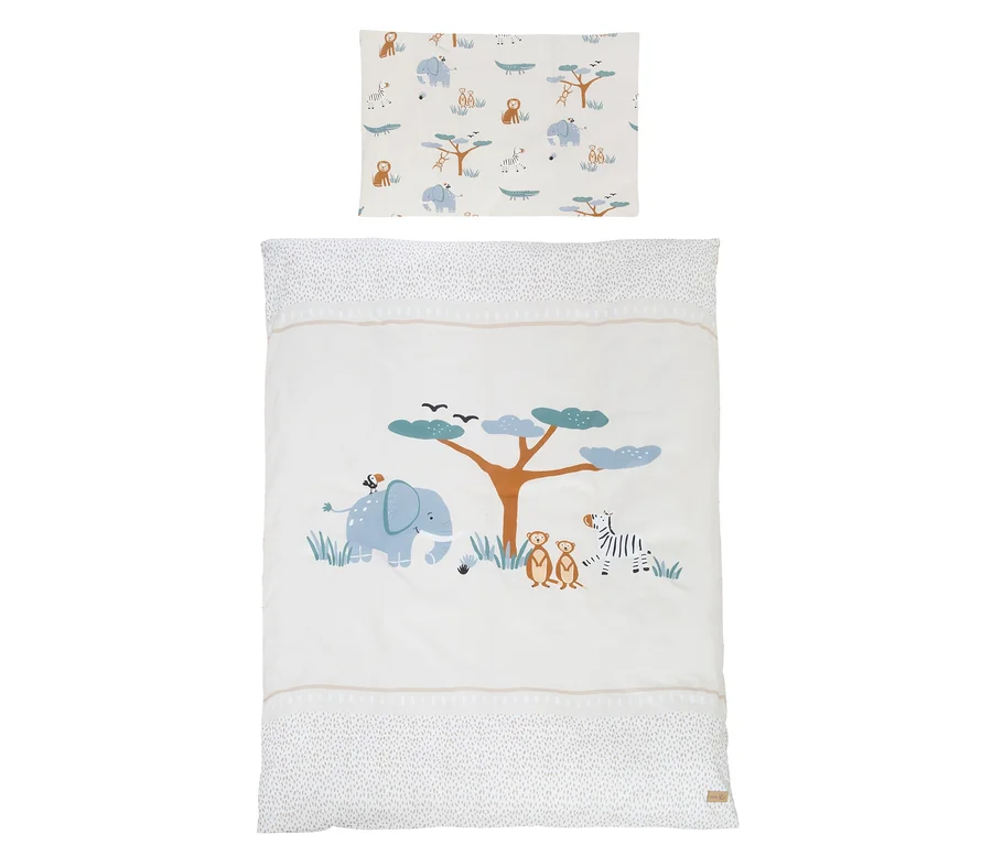 Cremefarbene Baby-Bettwäsche mit Safari-Motiv: Ein Elefant, Zebras und Erdmännchen unter einem Baum auf dem Bettbezug, dazu ein Kissenbezug mit Tiermuster.