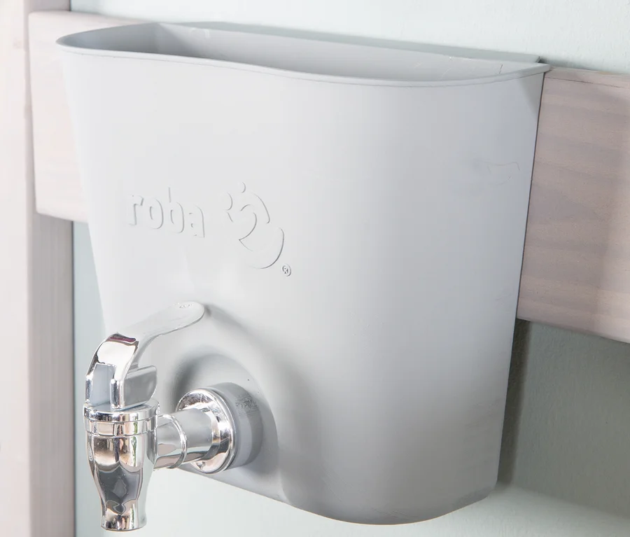 Graue roba Matschküche zum Hängen mit Wasserhahn an einem Holzrahmen befestigt.