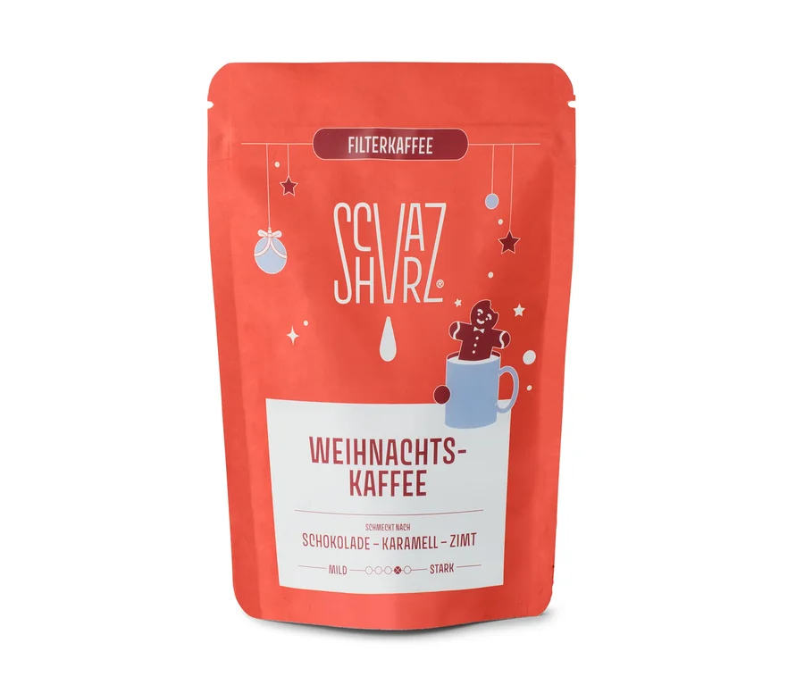Eine rote Standbodenverpackung Schvarz Weihnachtskaffee Filterkaffee. Die Packung zeigt weihnachtliche Illustrationen wie Sterne, Kugeln und einen Lebkuchenmann in einer blauen Tasse. Der Text auf der Packung weist darauf hin, dass es Filterkaffee ist, nach Schokolade, Karamell und Zimt schmeckt und eine Skala von mild bis stark hat.