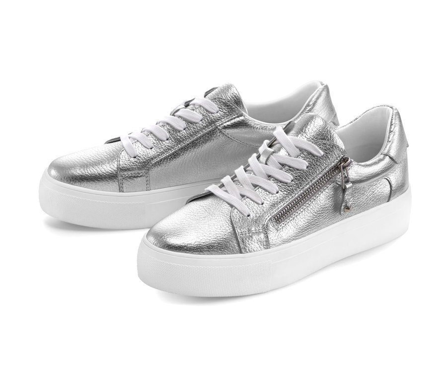 Zwei Plateau-Sneaker aus Leder in Silbermetallic mit weißen Sohlen.