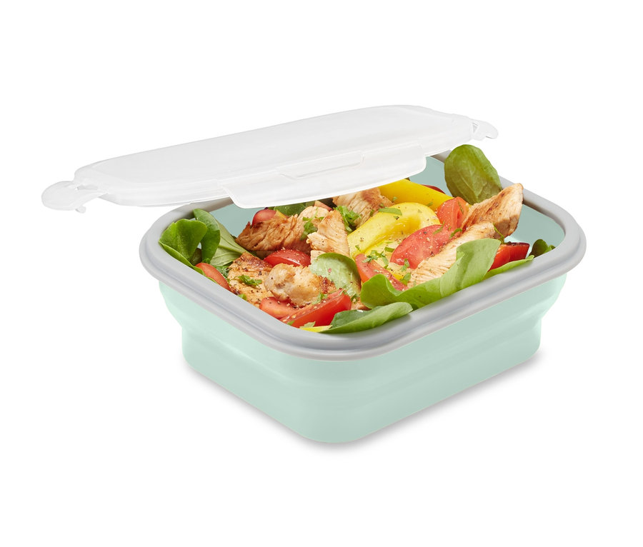 Geöffnete faltbare Frischhaltedose gefüllt mit Salat.