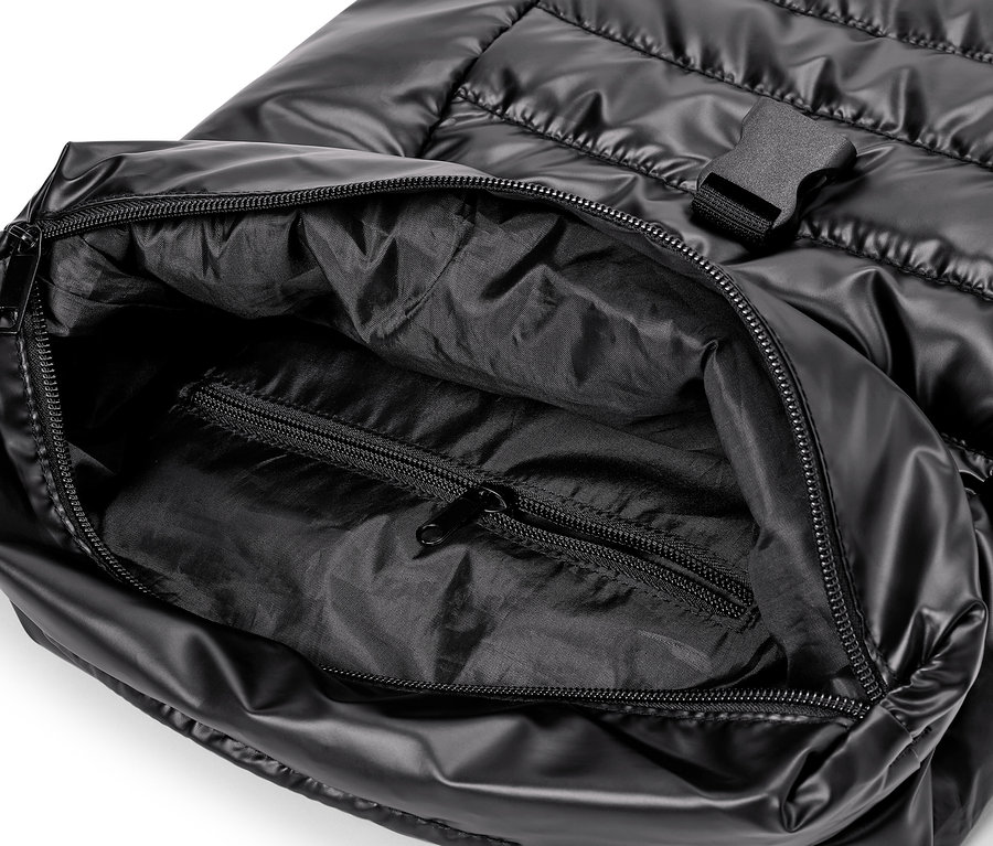 Ein schwarzer, offener Daunenrucksack mit einer Innentasche mit Reißverschluss.