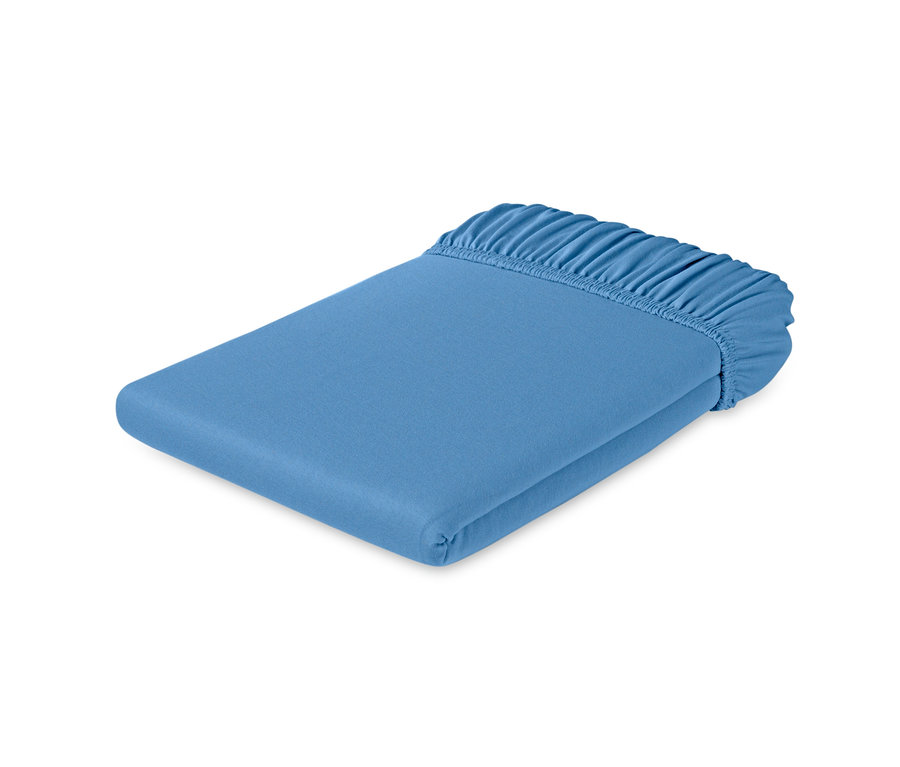 Ein gefaltetes, hellblaues Jersey-Spannbettlaken.