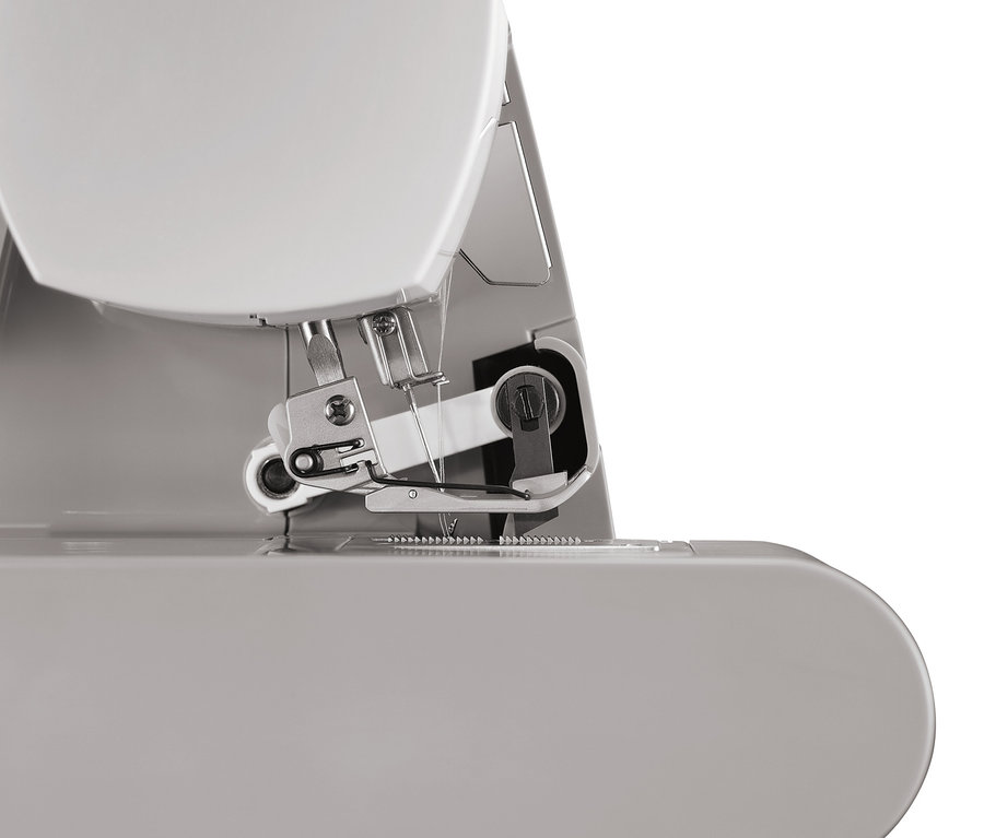 Detailansicht einer SINGER® Overlock-Nähmaschine »Heavy Duty 14HD854«.