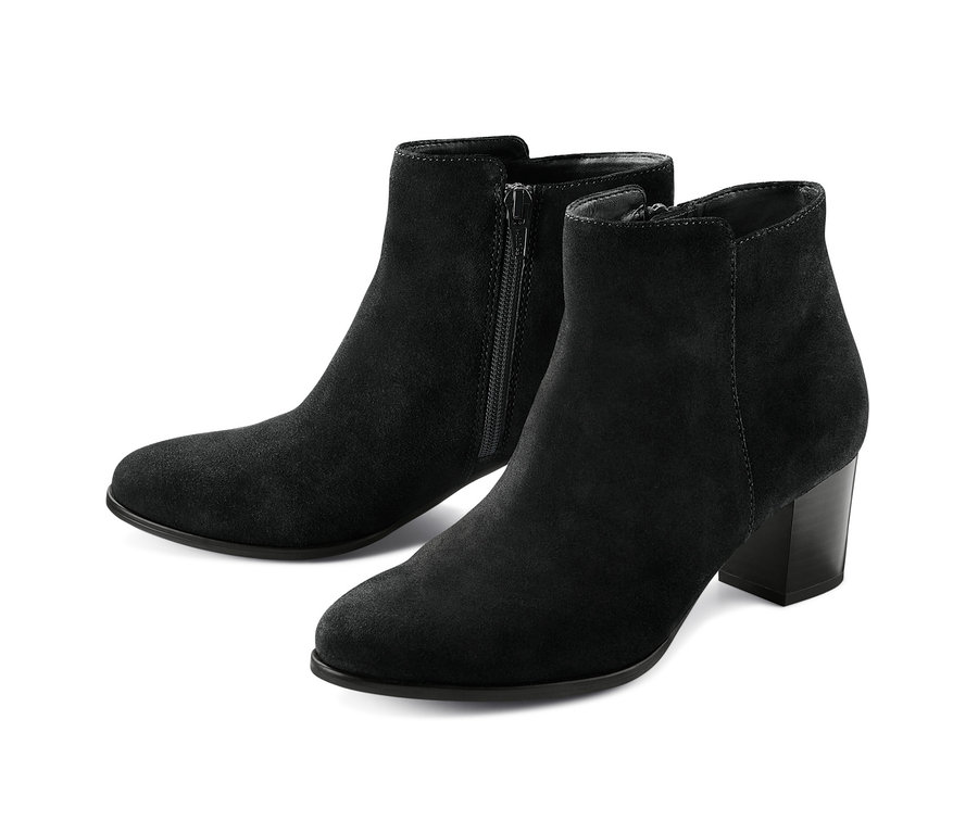 Zwei schwarze Veloursleder-Boots stehen vor einem weißen Hintergrund.