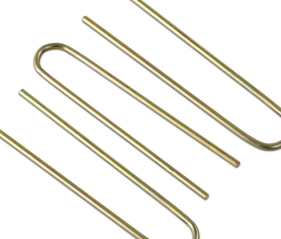 Zwei goldfarbene U-förmige Metallstifte liegen auf einem weißen Hintergrund.