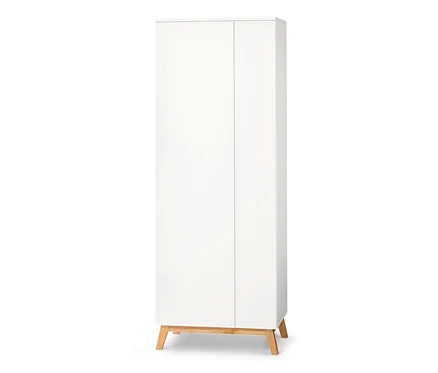 Ein weißer Multifunktionsschrank steht auf einem hellen Holzsockel.
