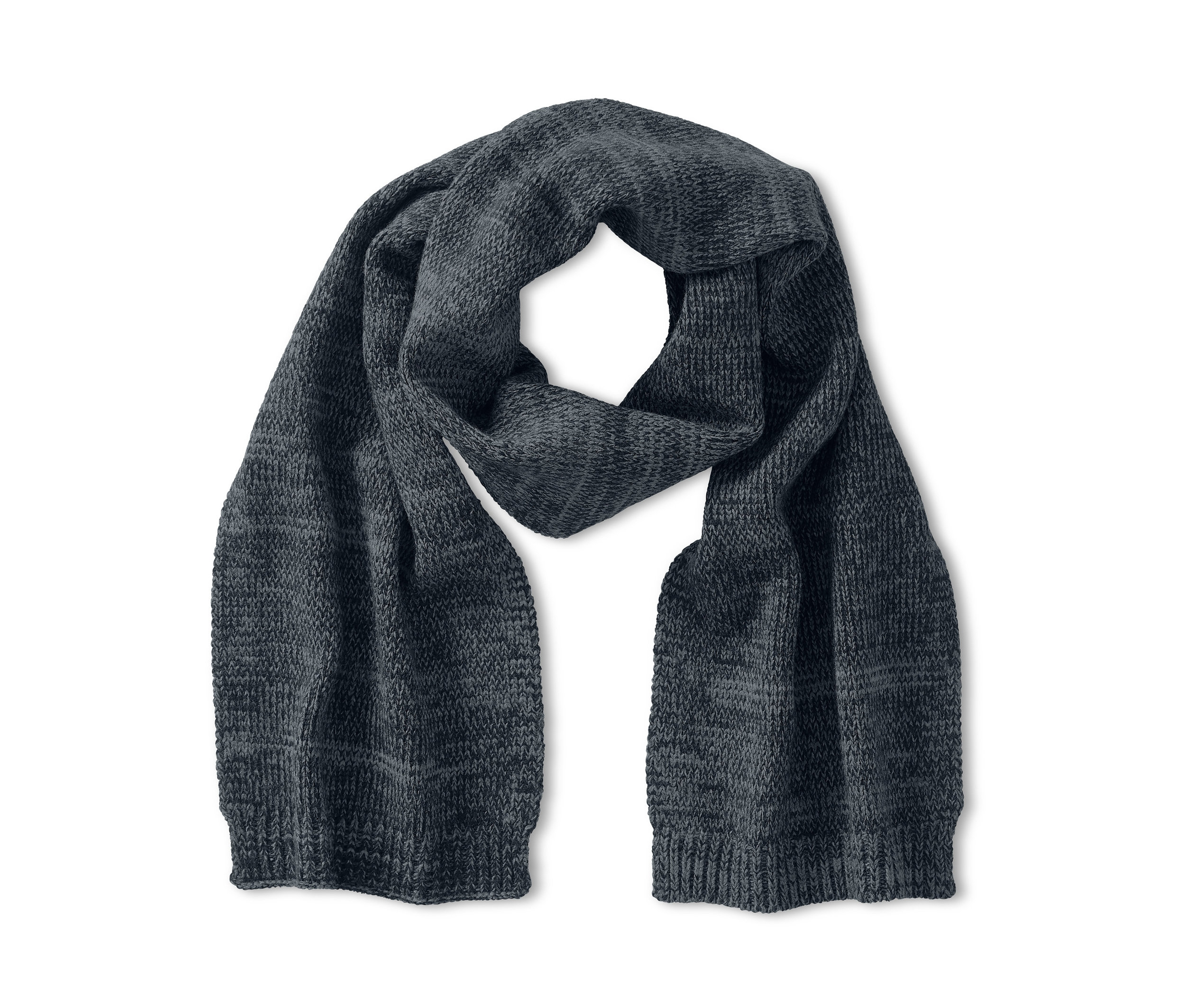 Ein grauer Strickschal liegt auf einem weißen Hintergrund.