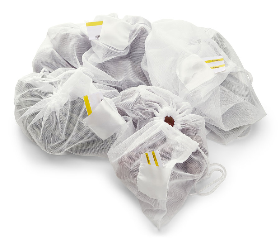 Vier weiße Obst- und Gemüsenetze.