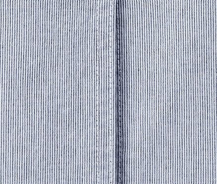 Detailansicht eines Stretchrocks mit feinen Streifen.