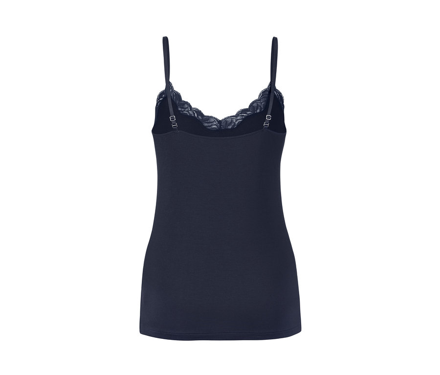 Dunkelblaues Hemdchen.