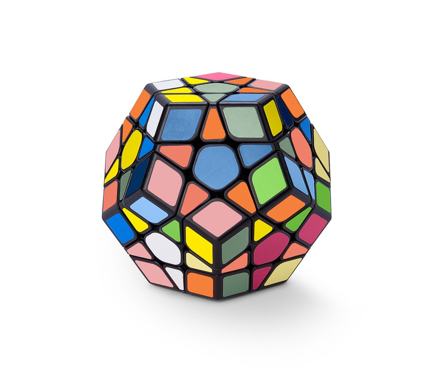 Ein bunter IQ-Würfel »Polygon« auf weißem Hintergrund.