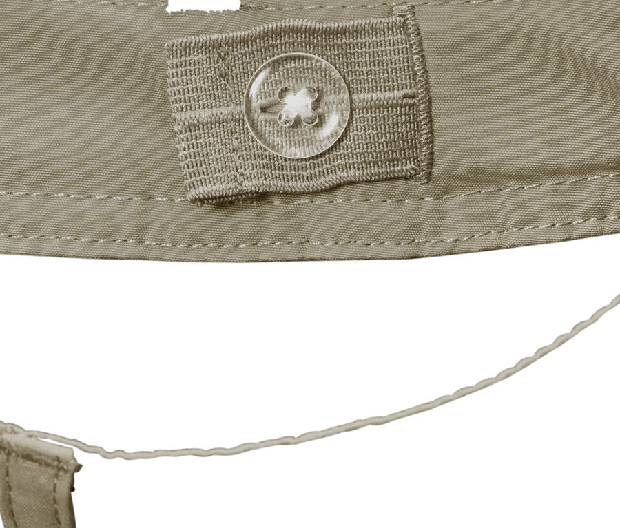 Detail eines Knopfes an einer 2-in-1-Funktionshose.