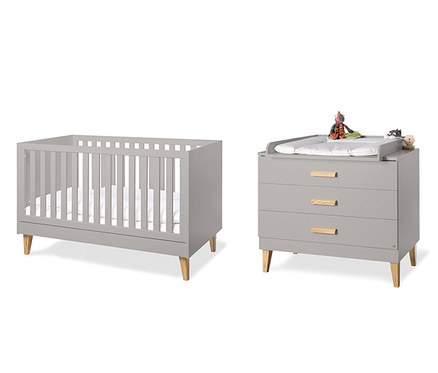 Ein Kinderzimmer mit einem grauen Kinderbett und einer Kommode mit Wickelaufsatz. Zu sehen ist das Pinolino Baby-Zimmer »Jasper«, 2-teilig.