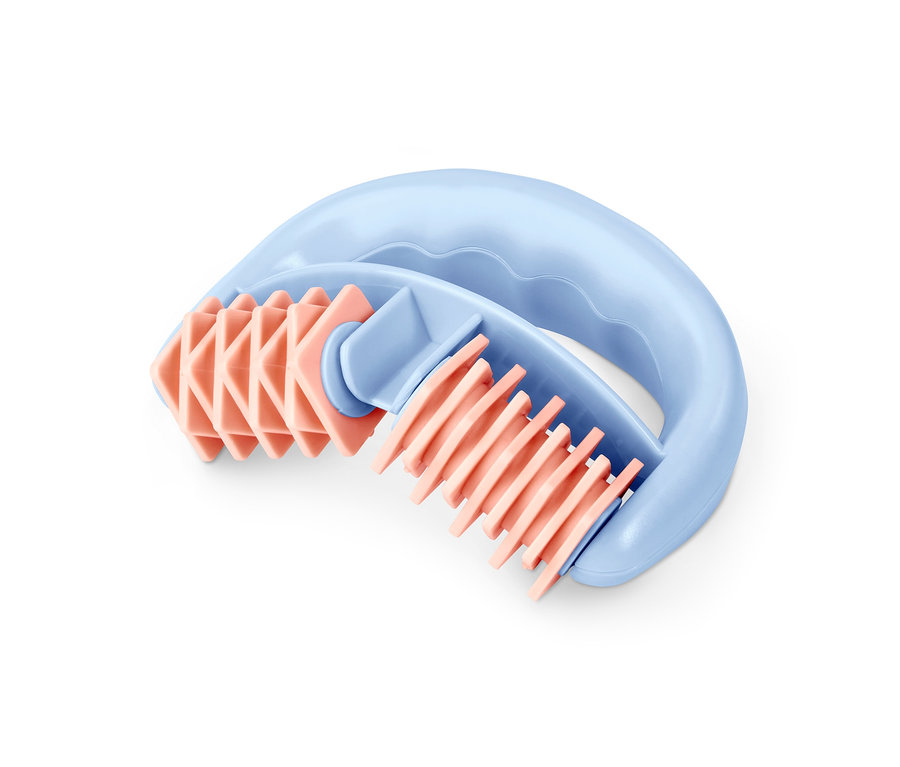 Nahaufnahme eines Cellulite-Massage-Sets mit blauem Griff und rosa Massagerollern.