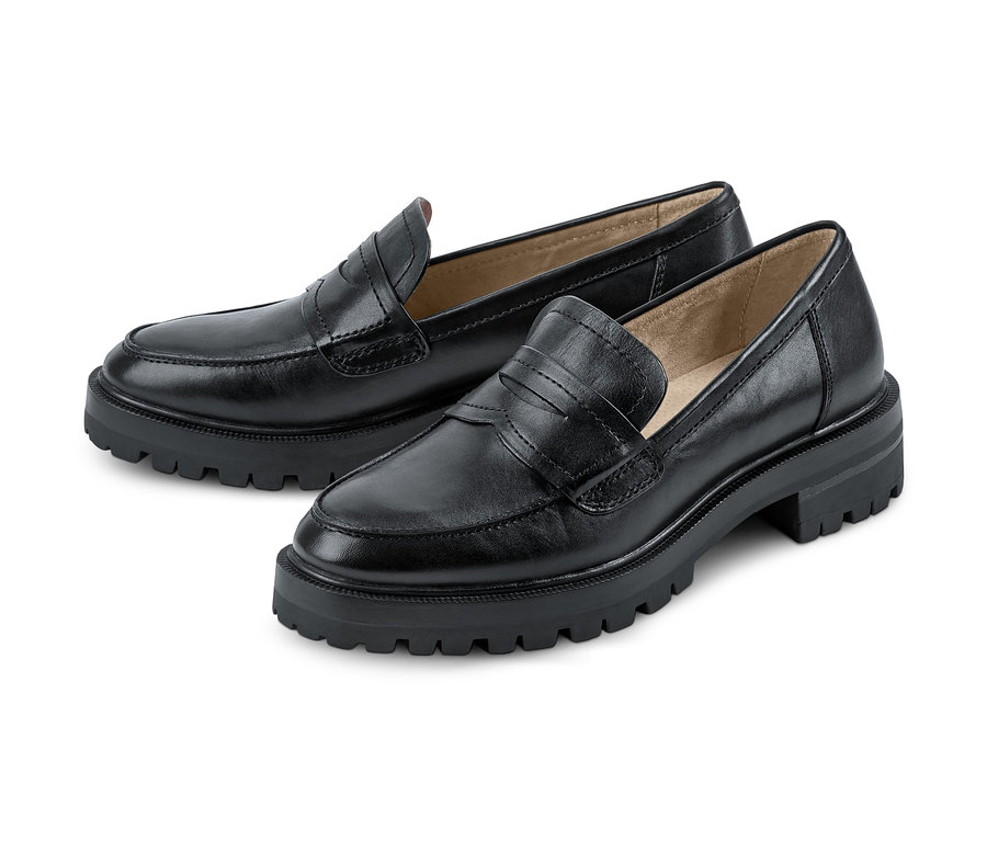 Zwei Leder-Loafer auf einem weißen Hintergrund.