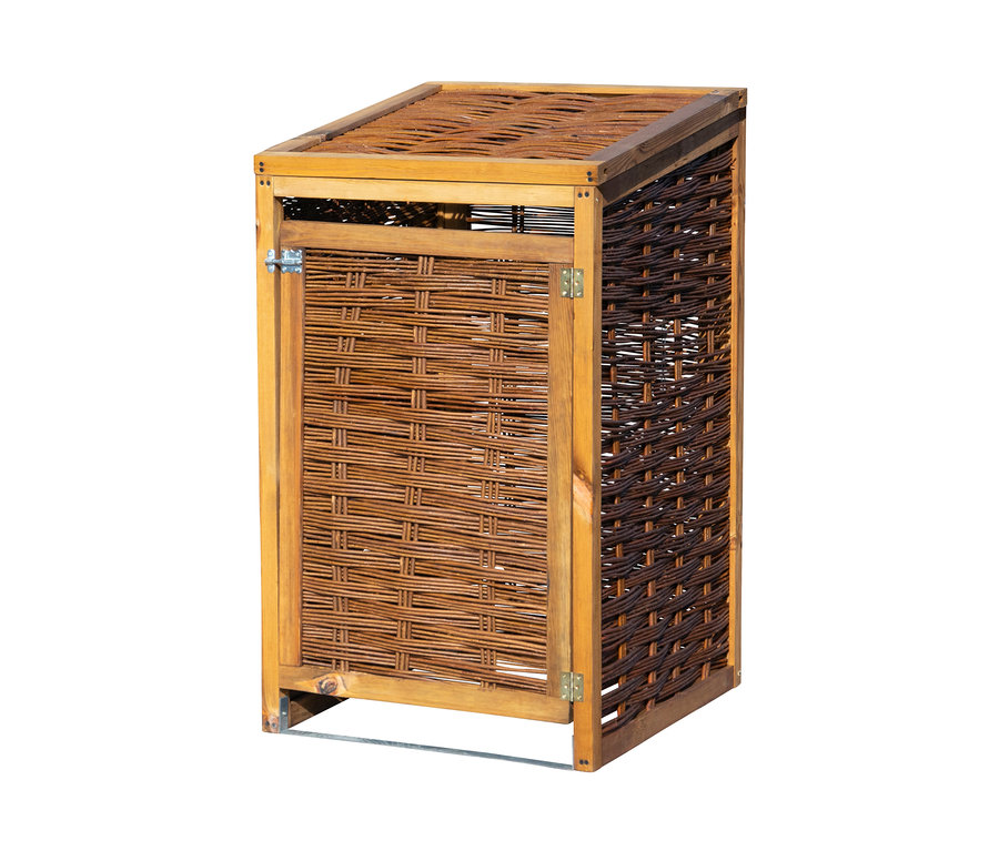 Eine braune, geflochtene Mülltonnenbox aus Weide mit Holzrahmen, von vorne.