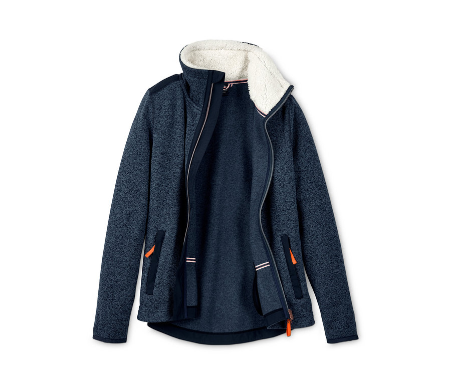 Offene, marineblaue Strickfleecejacke mit weißem Fellfutter.