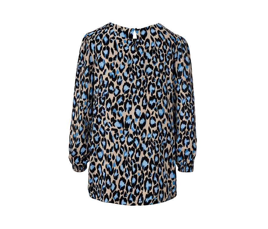 Detail einer Damenbluse mit Print im Animal-Muster.