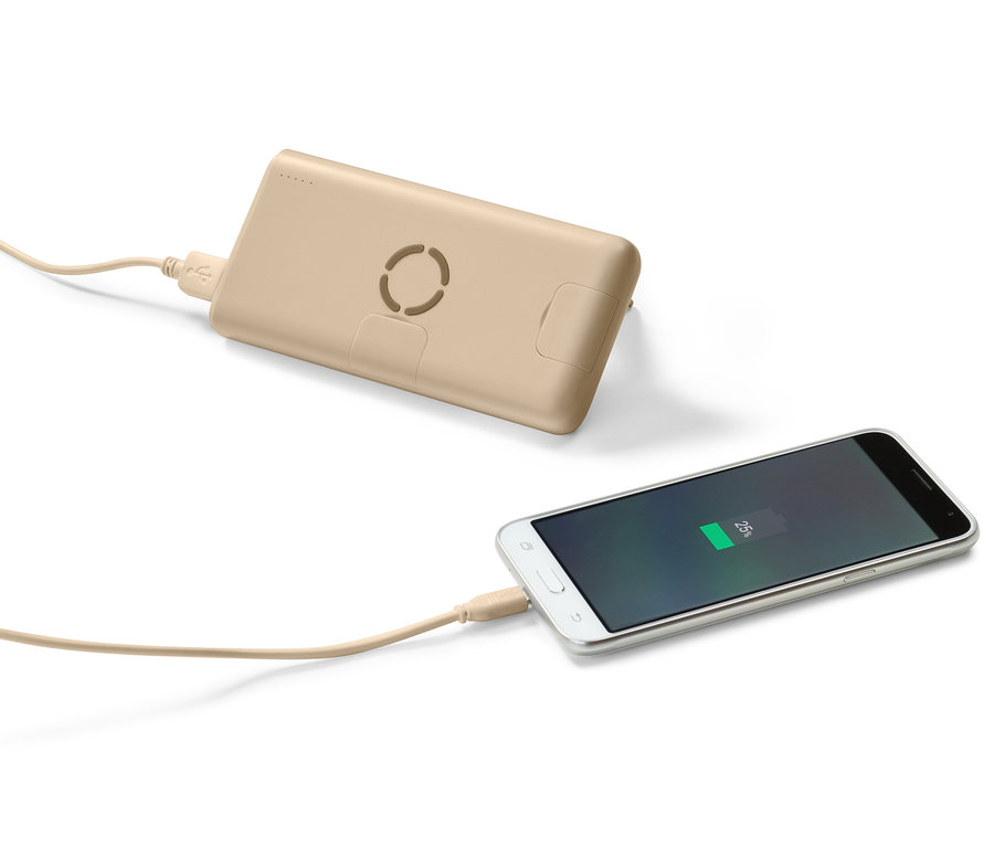 Eine beige, kabellose Powerbank und ein Ladegerät sind an ein Telefon angeschlossen.
